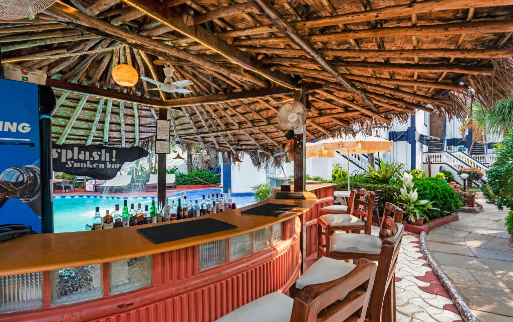 Santana Beach Resort  Facilities  Poolside Bar 11