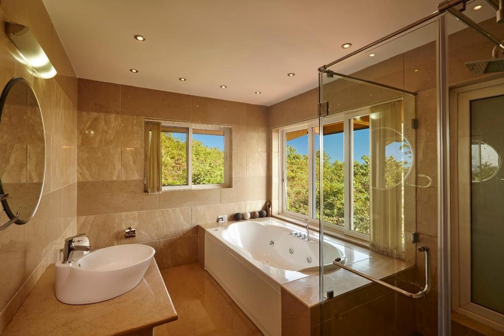 DOLPHIN HEIGHTS Sea View Pool Villa Candolim  Facilities  Whirlpool Bathtub 8