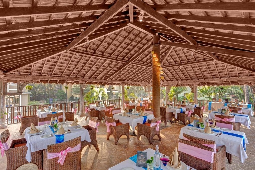 Club Mahindra Acacia Palms  Dining  Restaurant 11