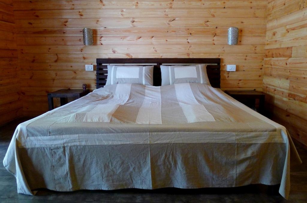 Mamagoa Beach Resort  Rooms  Deluxe Garden View Bungalow Bed 5