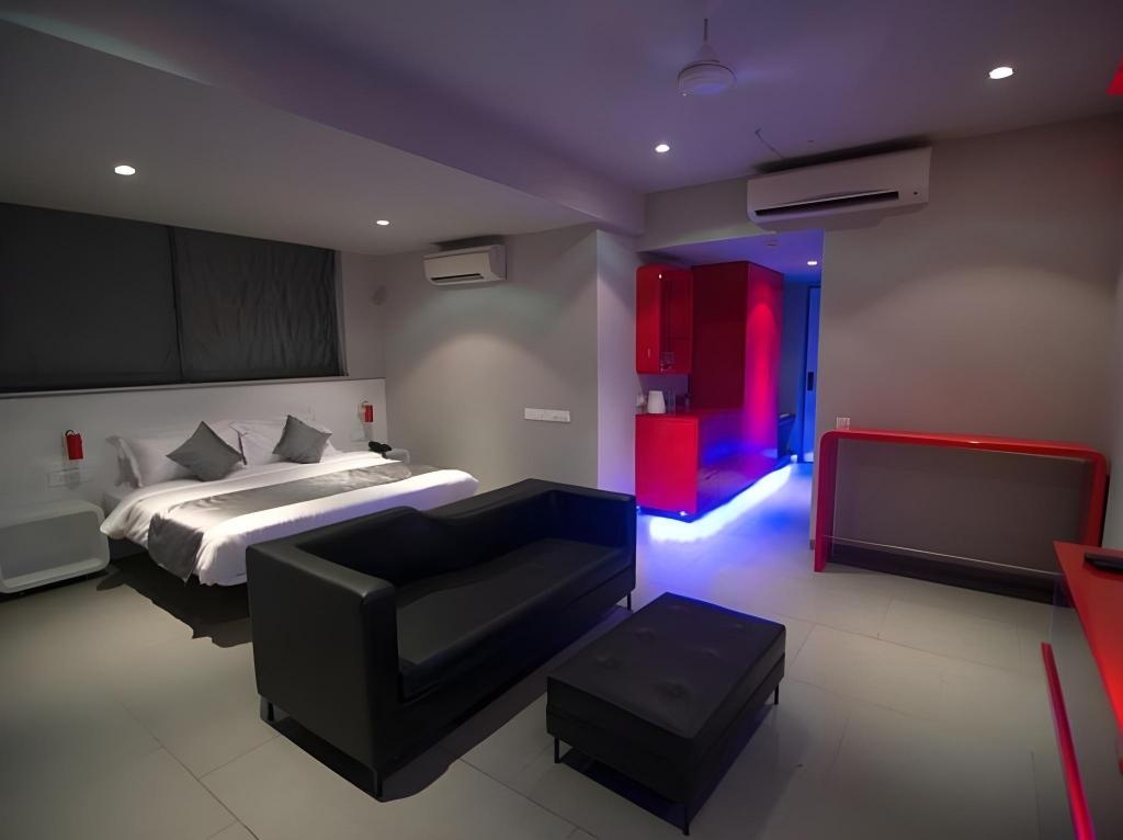 SinQ Party Hotel No Male Stags Allowed  Rooms  Party Suite 6