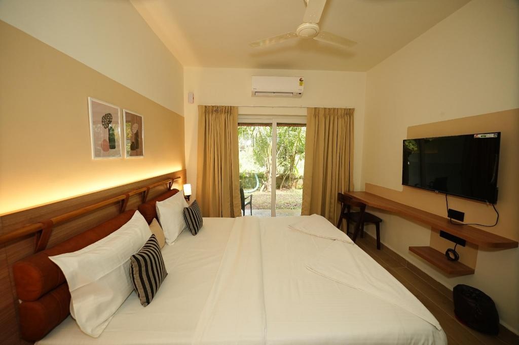 Anjuna Beach Resort  Rooms  Deluxe Apartment Bed 3