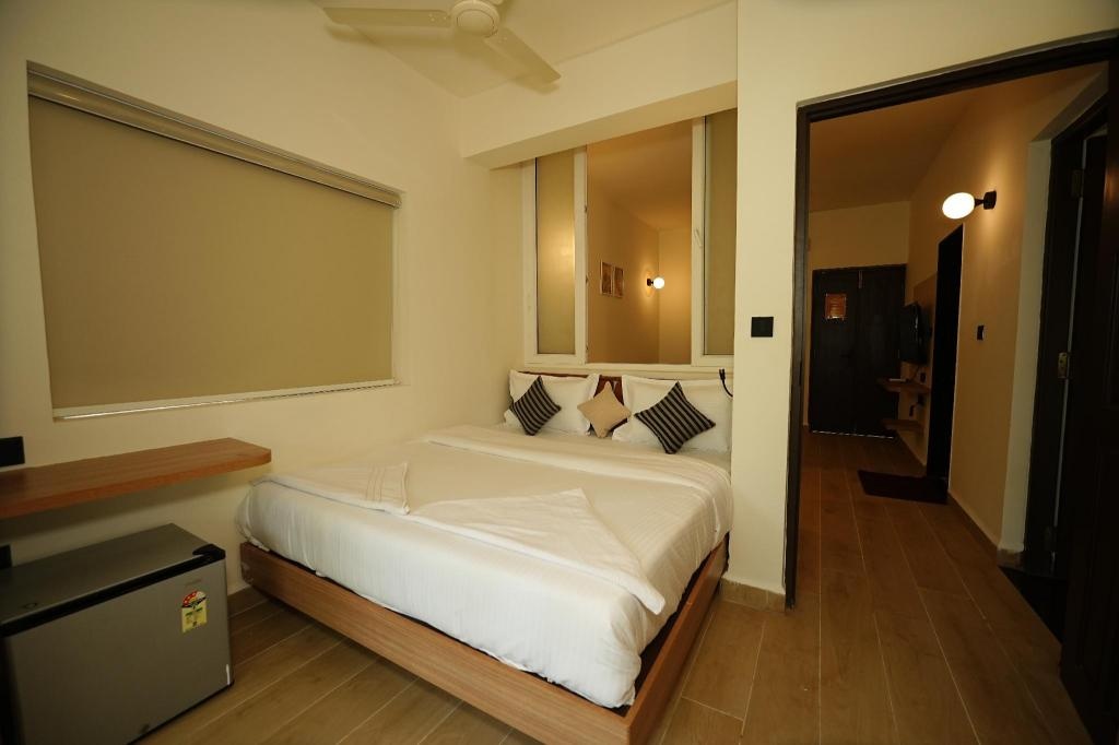 Anjuna Beach Resort  Rooms  Super Deluxe Room Bed 9