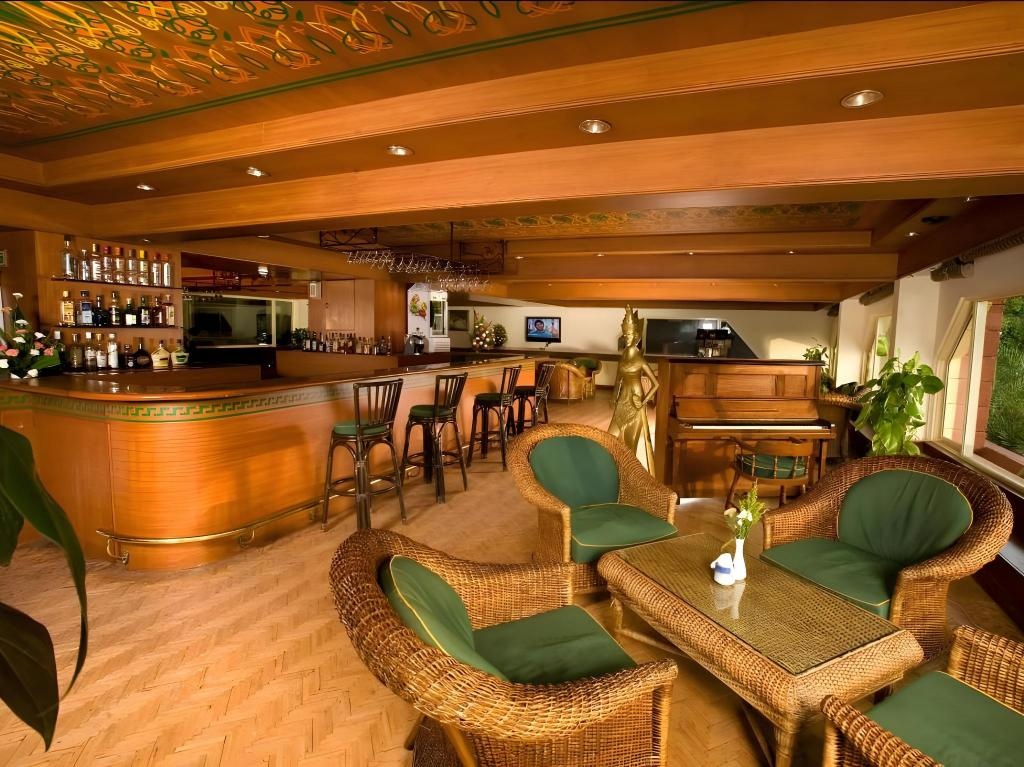 Majorda Beach Resort  Facilities  Barlounge 12