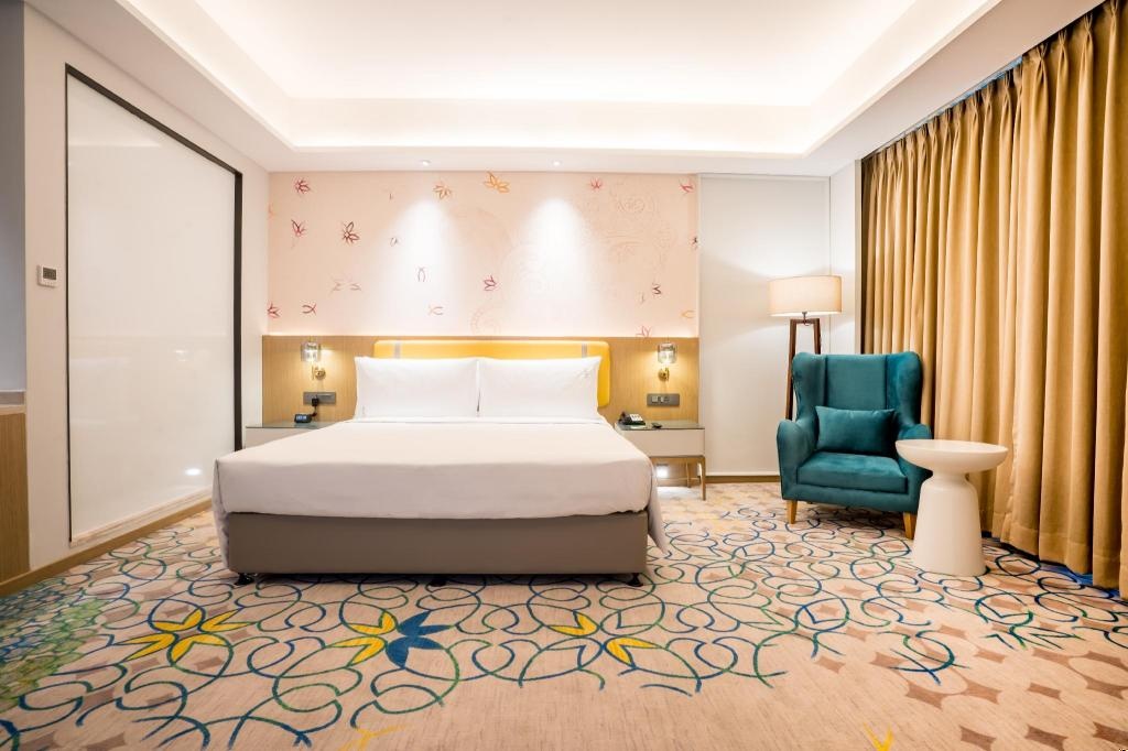 Holiday Inn Lucknow Airport By IHG  Rooms  1 Bedroom Suite Dining Area Bed 16