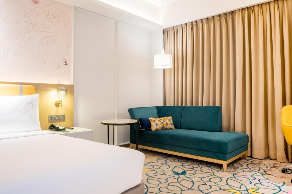 Holiday Inn Lucknow Airport By IHG  Rooms  1 Bedroom Suite Dining Area Smoking Bed 27