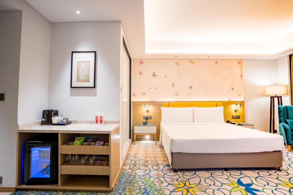 Holiday Inn Lucknow Airport By IHG  Rooms  1 King Standard Smoking Guestroom 18
