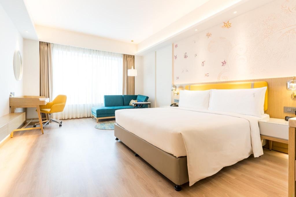 Holiday Inn Lucknow Airport By IHG  Rooms  1 King Suite Dining Area Smoking Bed 5