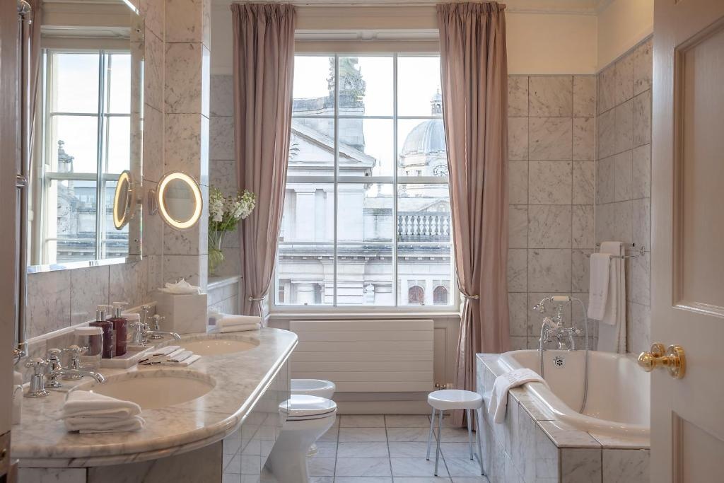 The Merrion Hotel  Facilities  Bathroom 13