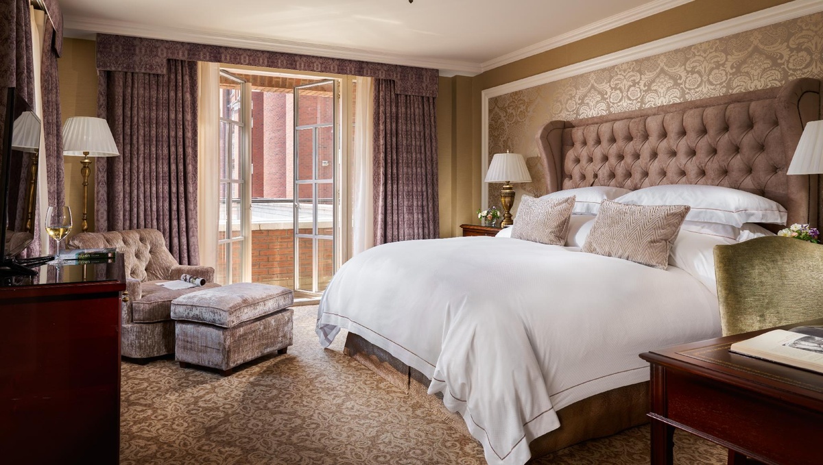 Intercontinental Dublin Rooms1 Bedroom Suite Dining Outdoor Terrace Sofa Bed Bedroom 4