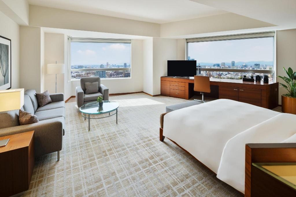 Grand Hyatt Tokyo  Dining  1 King Bed Club Access Premium Guestroom 9