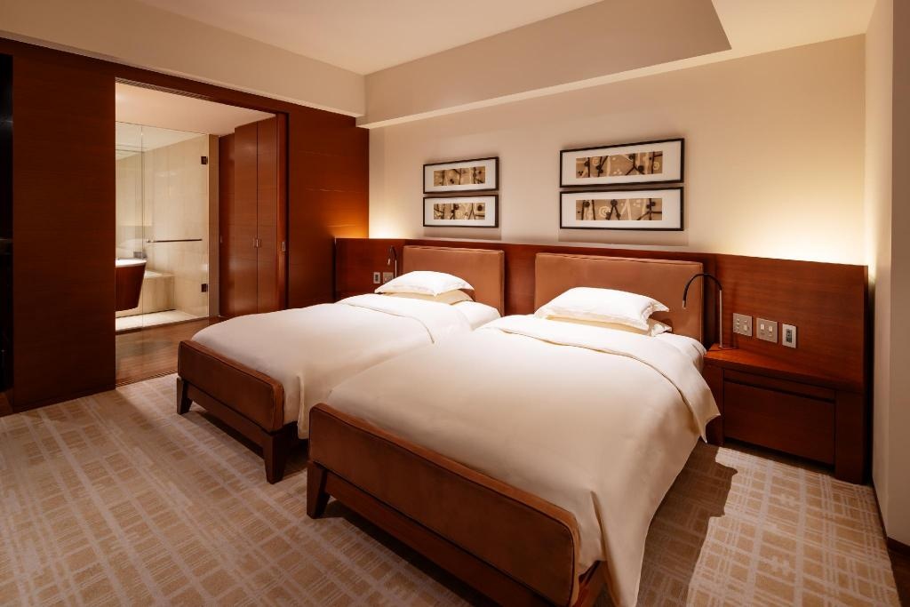 Grand Hyatt Tokyo  Dining  2 Twin Beds Club Access Guestroom 42