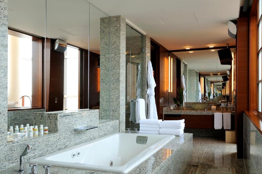 Grand Hyatt Tokyo  Dining  Bathroom 68