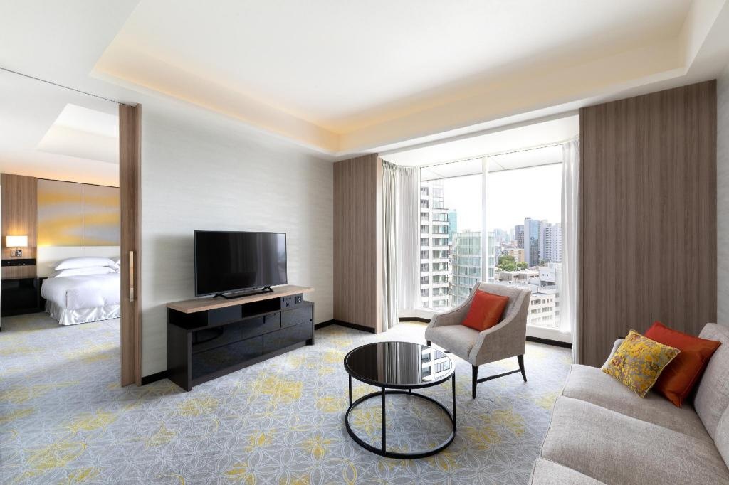 Sheraton Miyako Hotel TokyoroomsJUNIOR SUITE Club Level Junior Suite 1 King City View High Floor Guestroom22