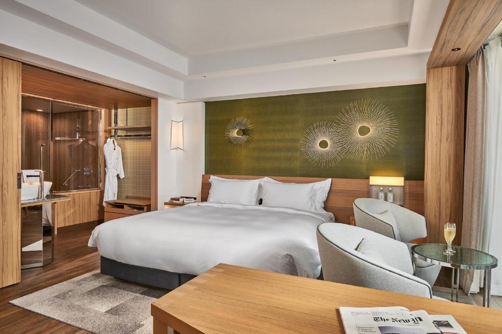 The Prince Park Tower Tokyo Preferred Hotels Resorts LVX Collection  Rooms  Club King Tokyo Tower View Non Smoking Bed 56