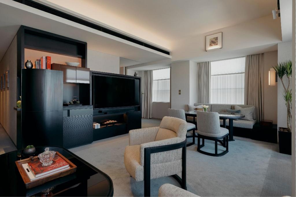 Park Hyatt Tokyo  Dining  Ambassador Suite 1 King Beds Guestroom 18