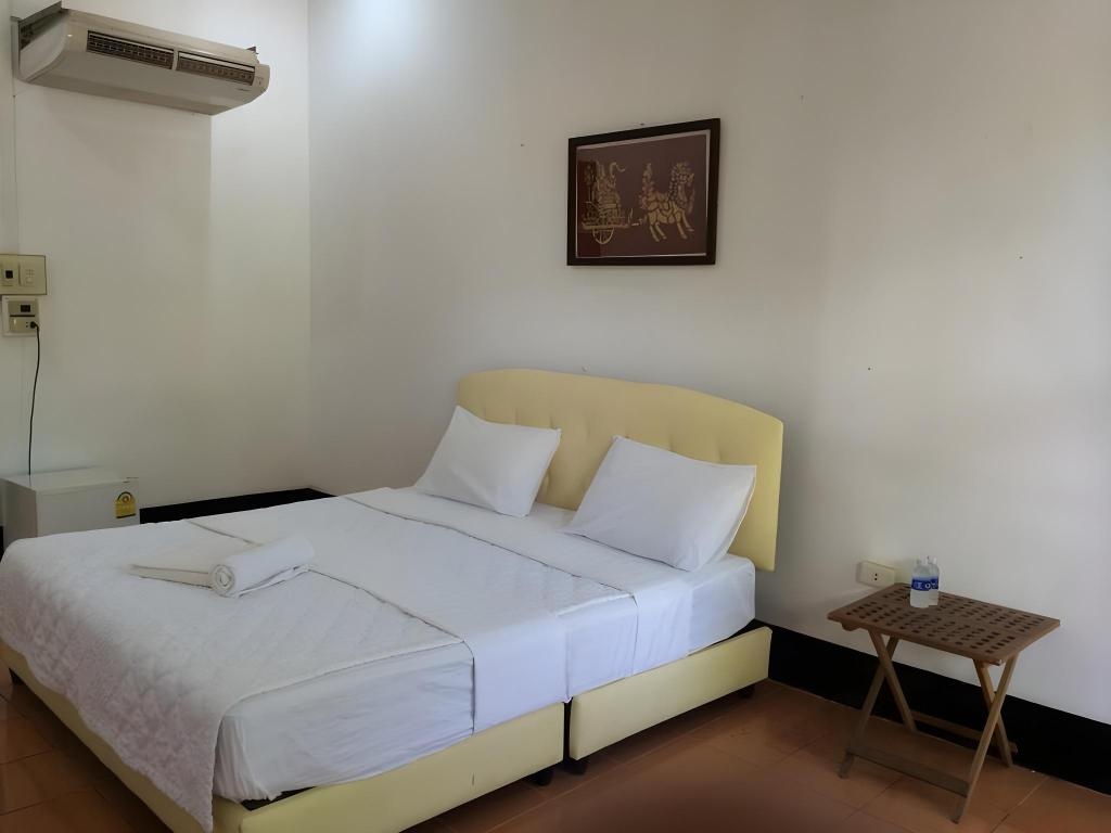 Thakhek Travel Lodge  Rooms  Guestroom 1
