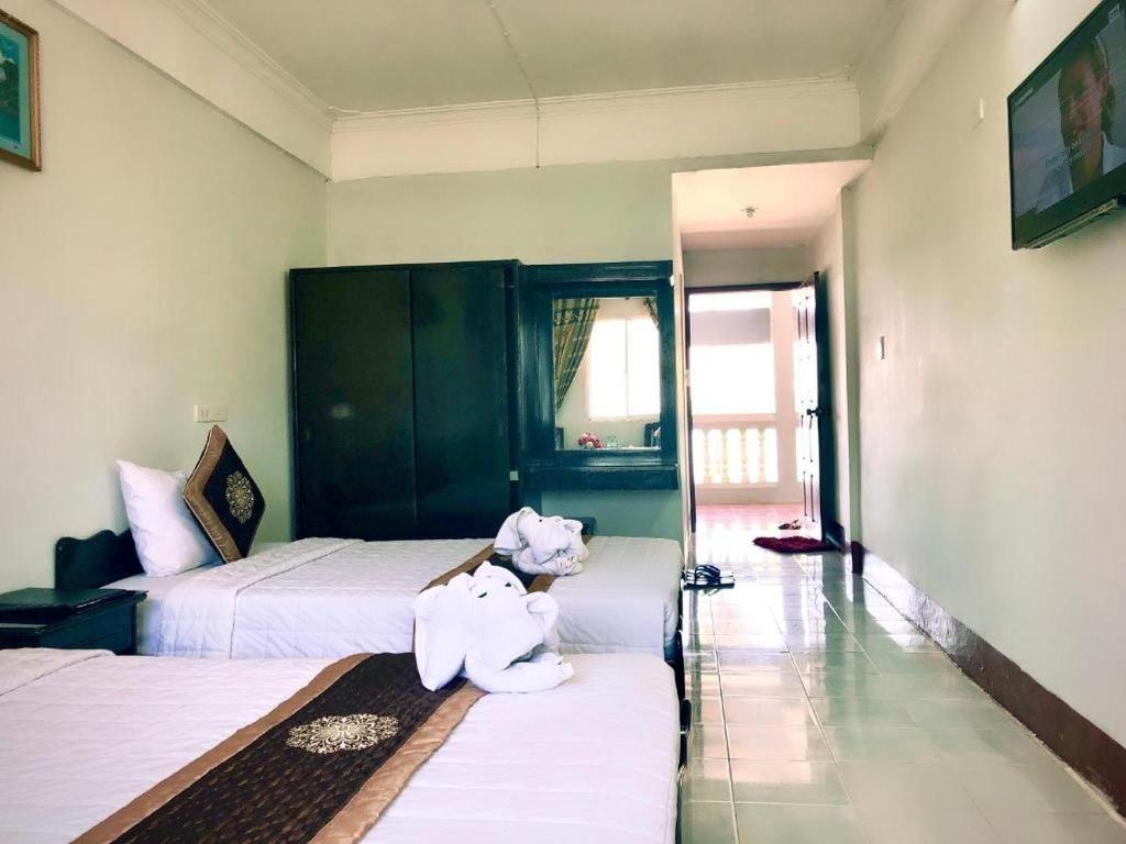 Mekong Hotel  Rooms  Deluxe Twin Room Bedroom 6