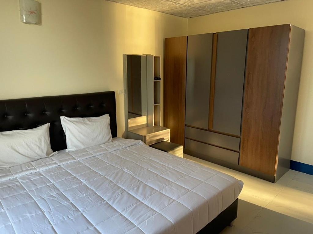 Mekong Hotel  Rooms  Premier King Room Non Smoking Bedroom 7