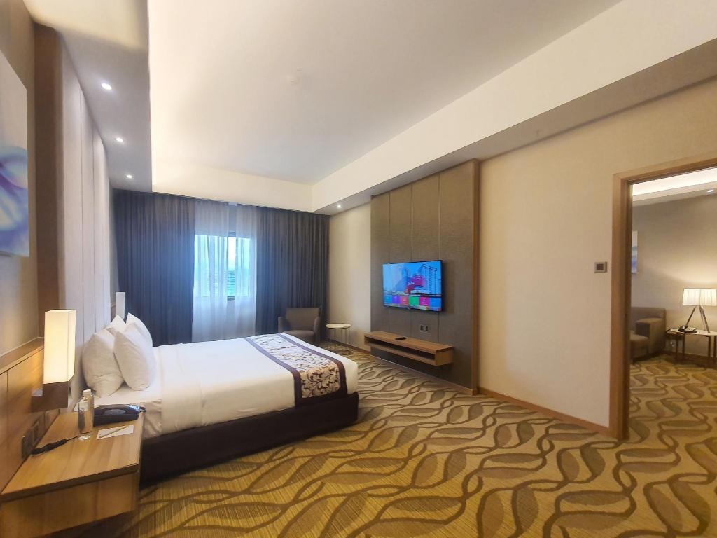 Sunway Putra Hotel Kuala Lumpur  Rooms  Executive Suite Bedroom 8