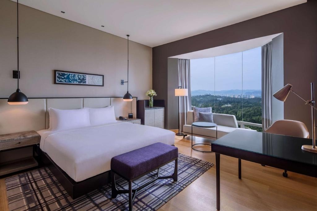 Hilton Kuala Lumpur  Rooms  King Deluxe Lake View Bed 2