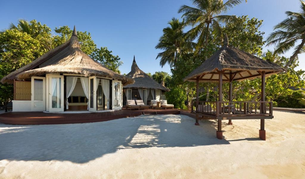 Banyan Tree Vabbinfaru  Facilities  Beach 11