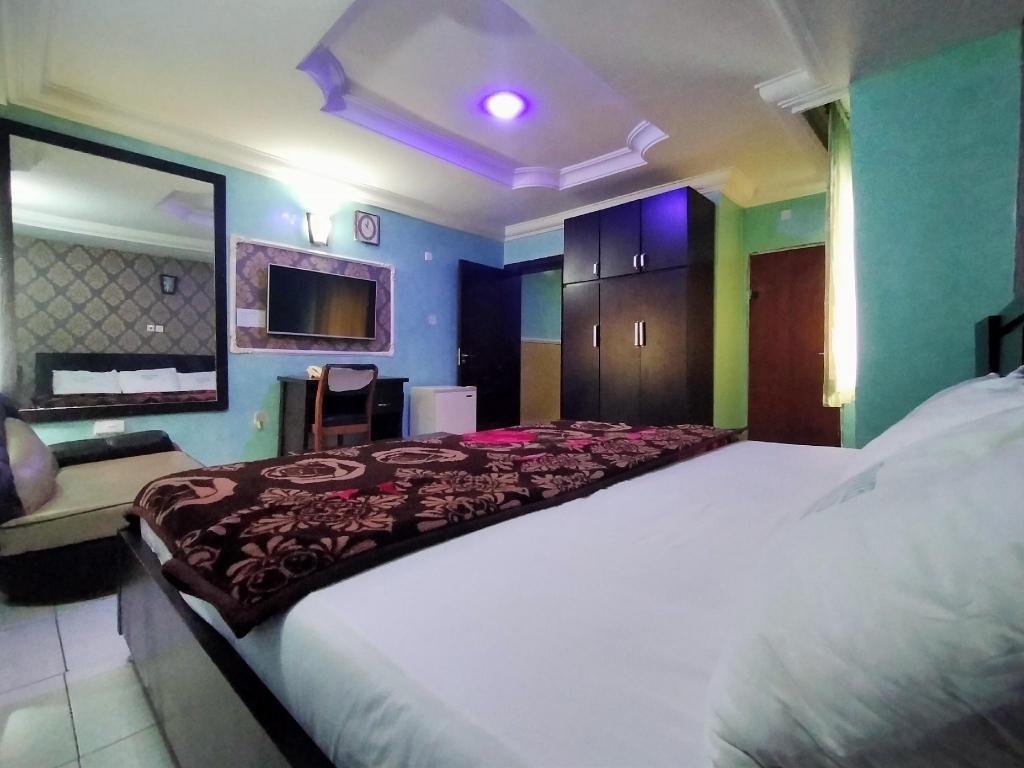 Orient Hotel And Plaza Ltd  Rooms  Suite Bed 1