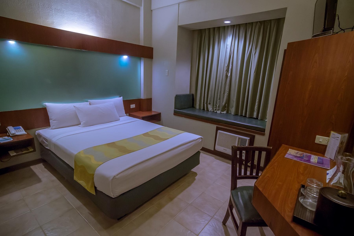 Microtel By Wyndham Tarlac Rooms1 Queen Bed Room View 6