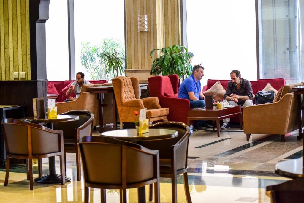 Sapphire Plaza Hotel  Facilities  Barlounge 18