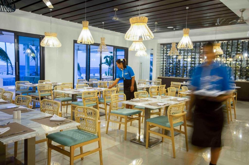 Taumeasina Island Resort  Dining  Restaurant 2