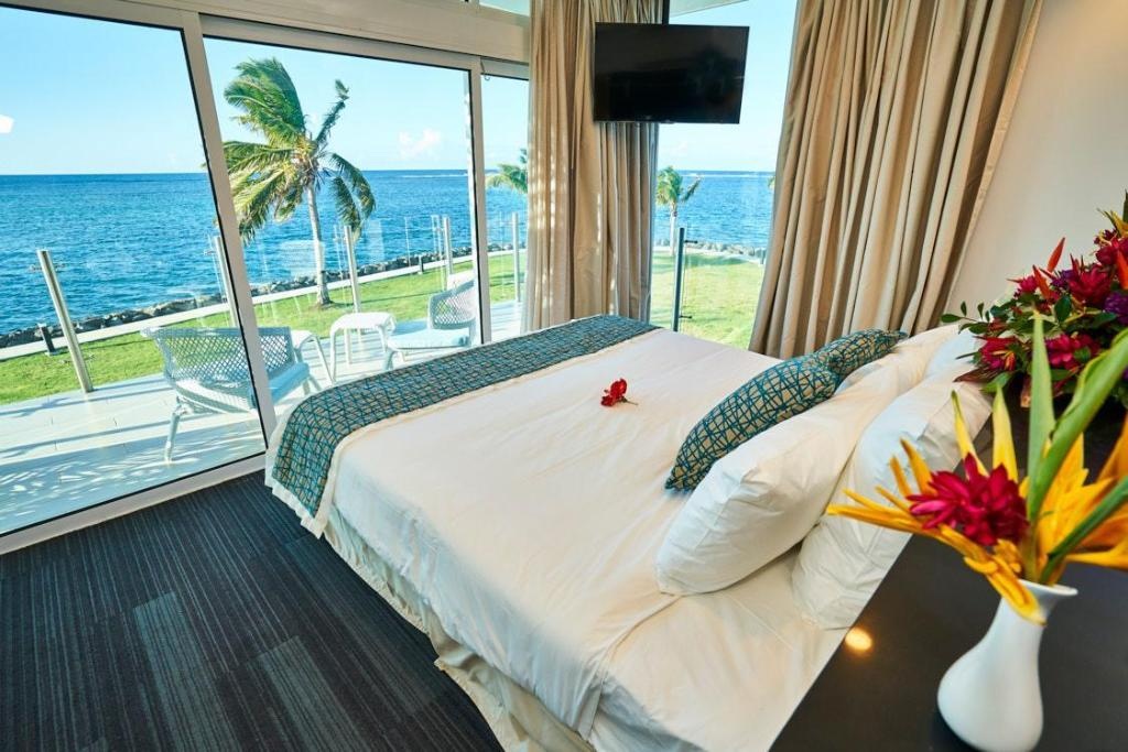 Taumeasina Island Resort  Rooms  Ocean View 1 King Bed Bed 1