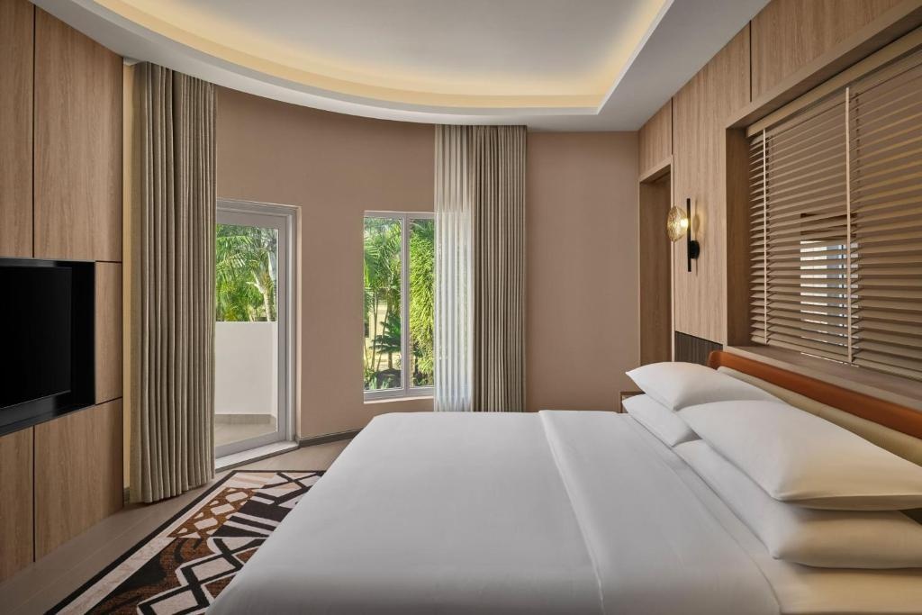 Sheraton Samoa Aggie Greys Hotel Bungalows  Facilities  Swimming Pool 8