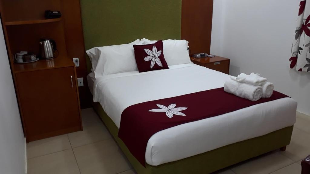 Alecs Home Away  Rooms  Rooms Image 11 11