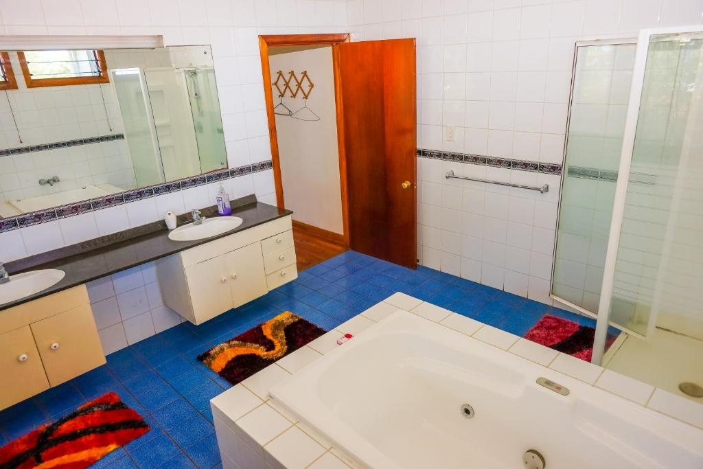 Lynns Getaway Hotel  Facilities  Bathroom 8