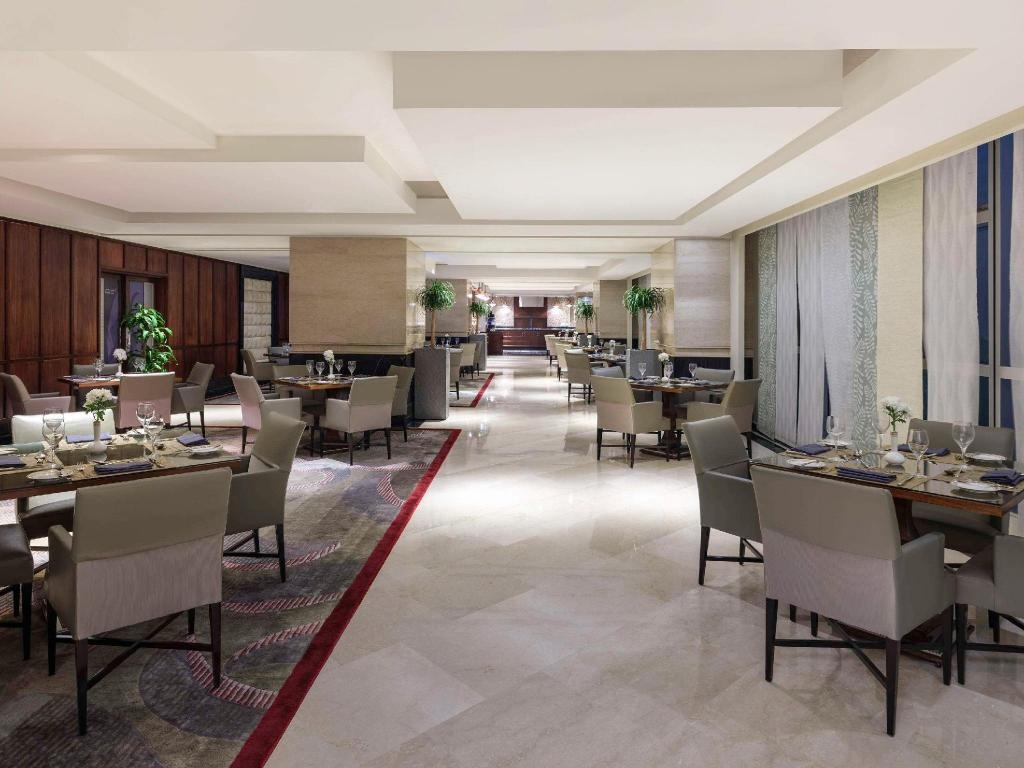 Makkah Clock Royal Tower A Fairmont Hotel  Facilities  Bar 4