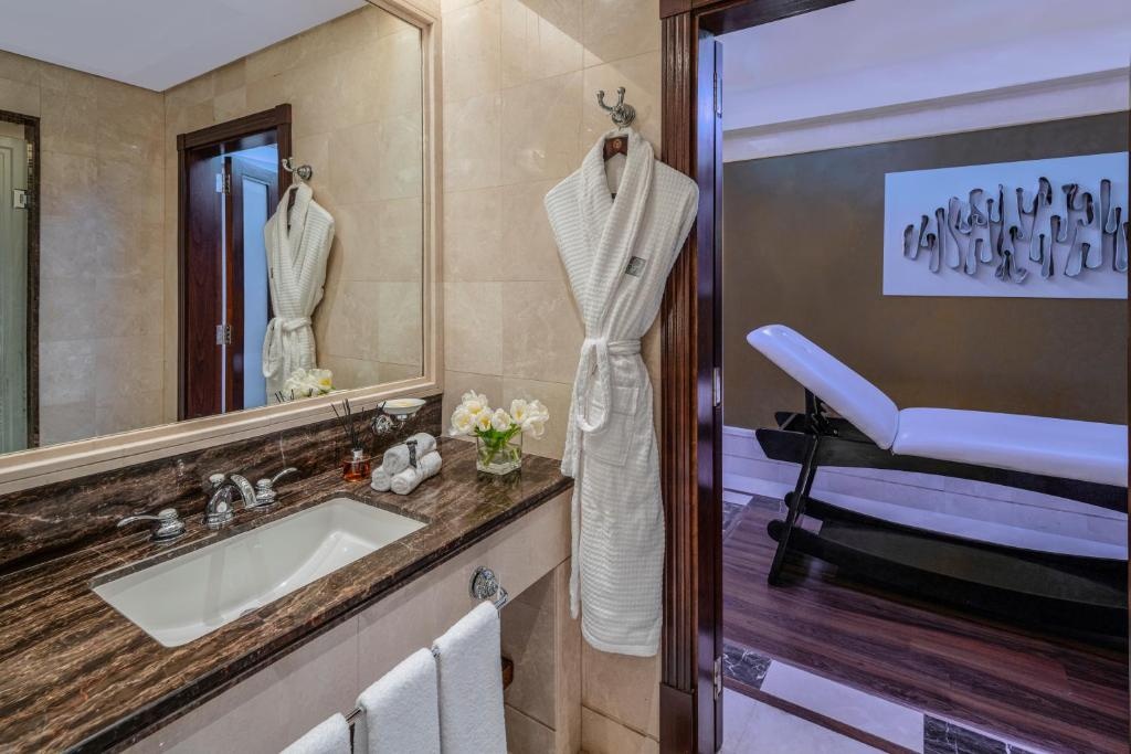 Makkah Clock Royal Tower A Fairmont Hotel  Facilities  Bathroom 25