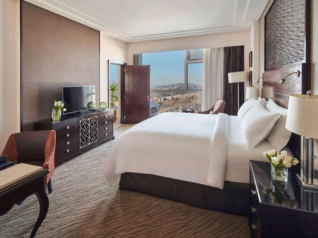 Makkah Clock Royal Tower A Fairmont Hotel  Rooms  Junior Suite King City Guestroom 4