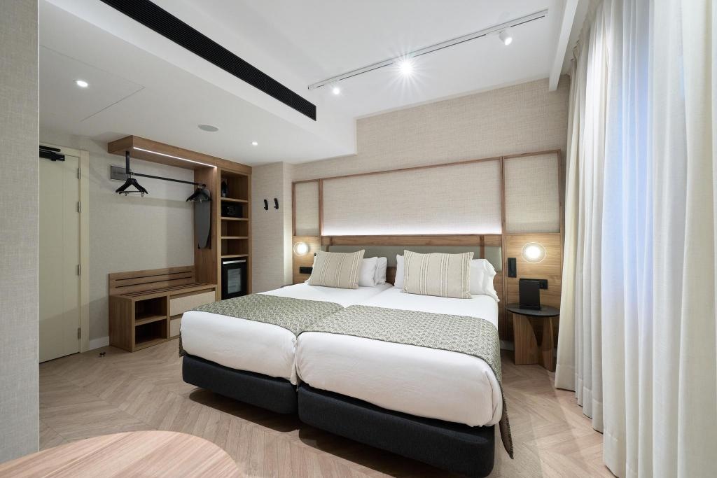 Catalonia Sagrada Familia Hotel  Rooms  Deluxe 14