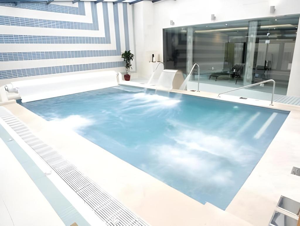 Hotel Spa Paris  Facilities  Swimming Pool 9