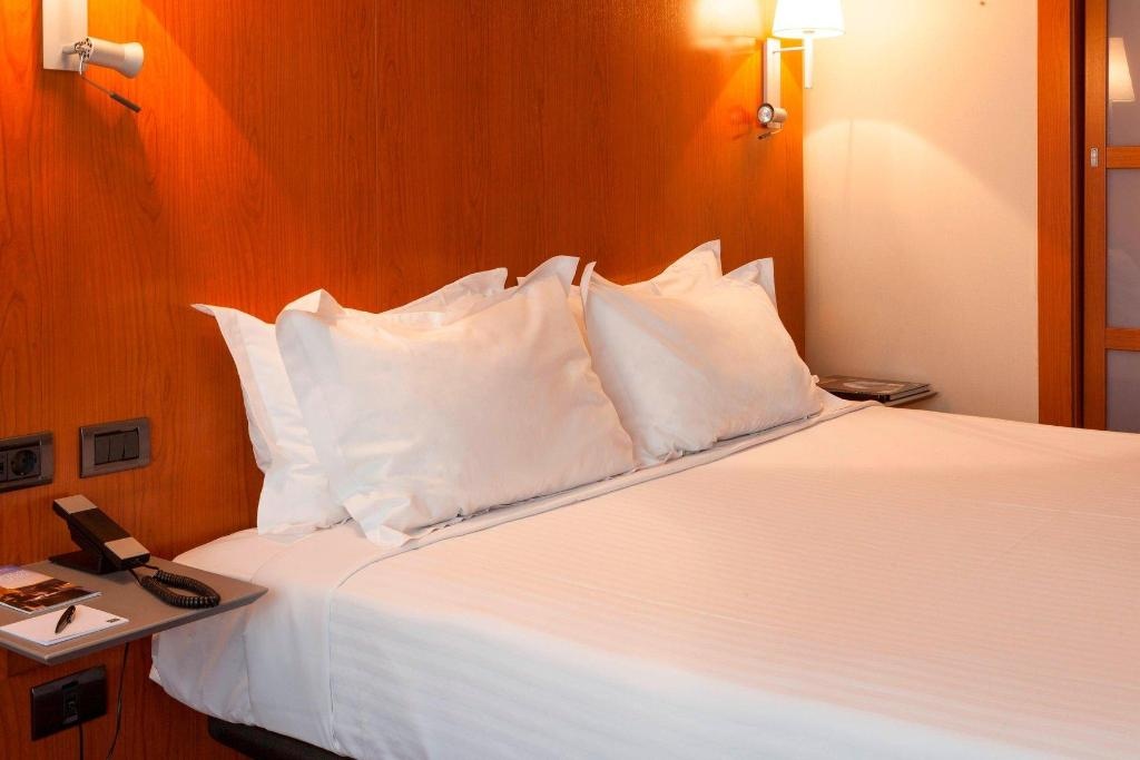 AC Hotel Leon San Antonio  Rooms  Standard Queen Guest Room 1 Queen Guestroom 9
