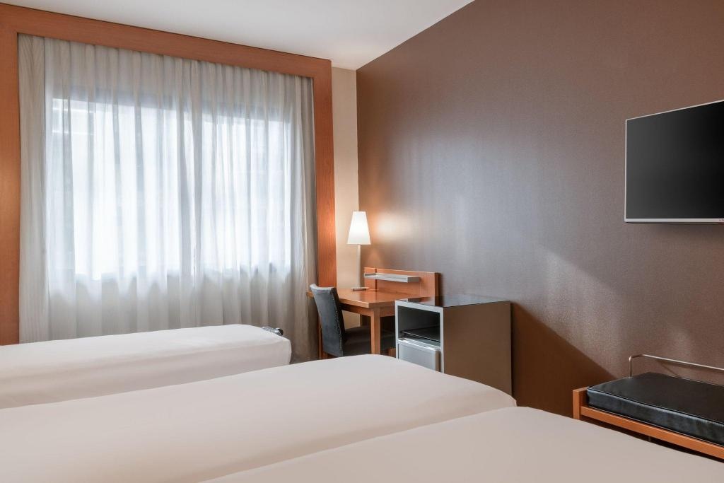 AC Hotel Leon San Antonio  Rooms  Standard Triple Twin Guest Room 2 Twin 6