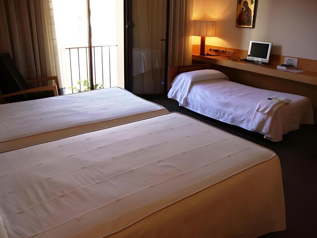 Hospederia Pax  Rooms  Twin Room With Extra Bed 14