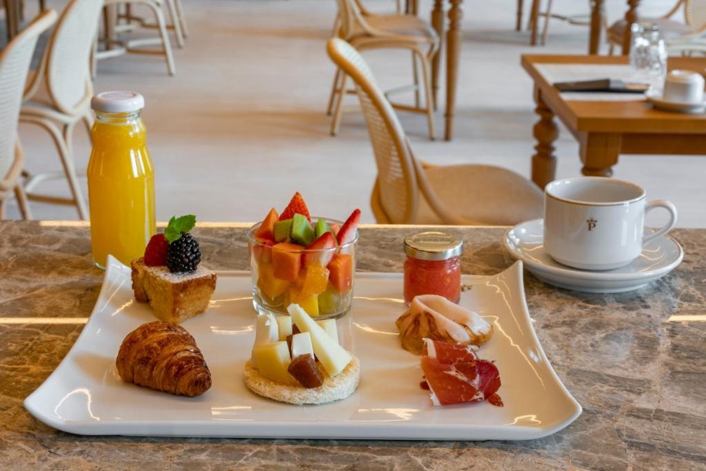 Parador De Leon  Dining  Food And Beverages 8