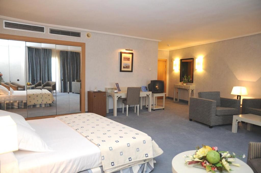 Beatriz Toledo Auditorium Spa  Rooms  Suite Guestroom 7