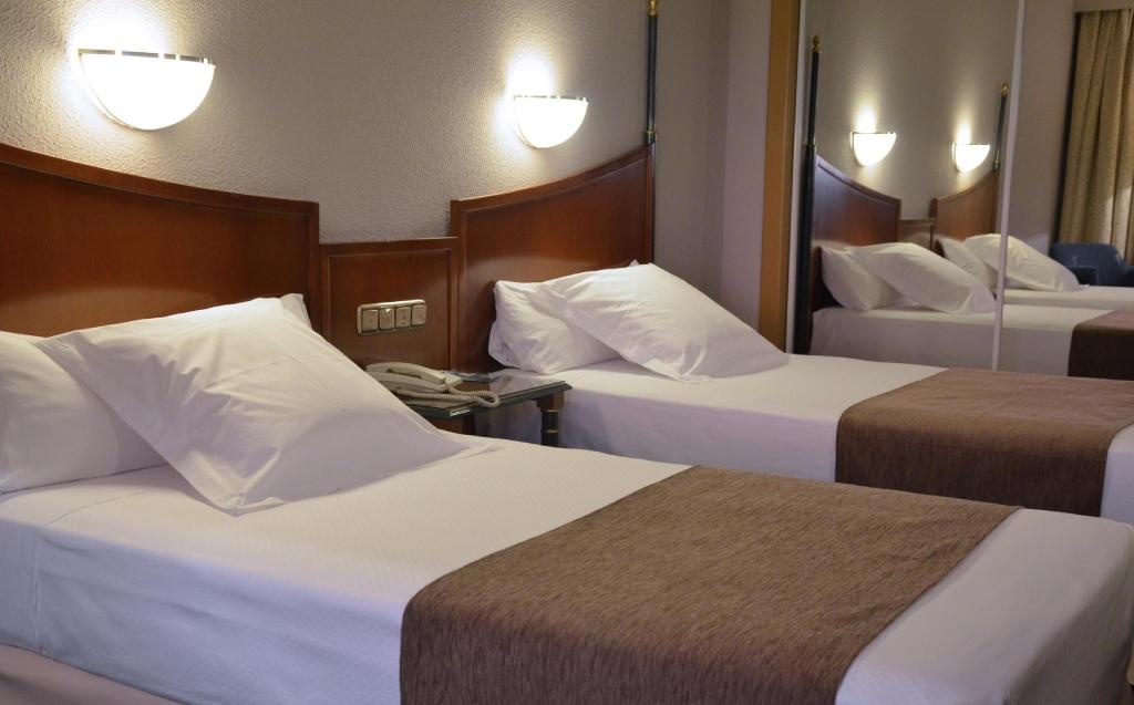 Beatriz Toledo Auditorium Spa  Rooms  Twin Room City View Guestroom 23