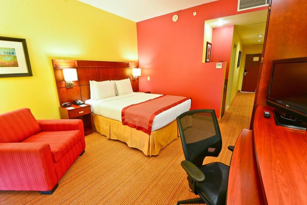 Courtyard Paramaribo  Rooms  Guest Room 1 King Whirlpool 16