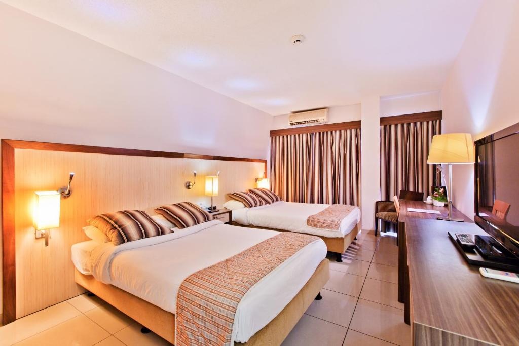 Queens Hotel  Rooms  Quadruple Room 1