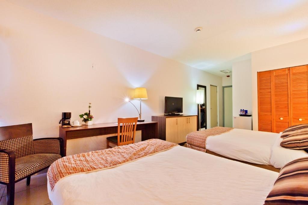 Queens Hotel  Rooms  Quadruple Room 6