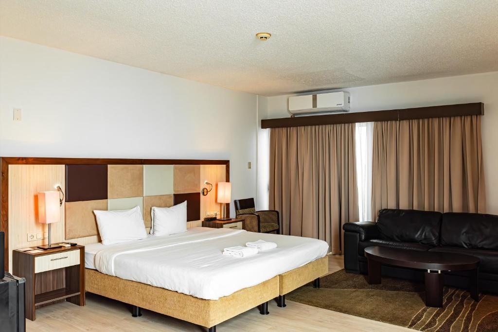 Queens Hotel  Rooms  Rooms Image 15 15