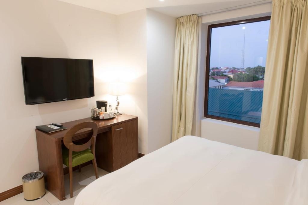 Ramada By Wyndham Princess Paramaribo  Rooms  Standard King Room 8